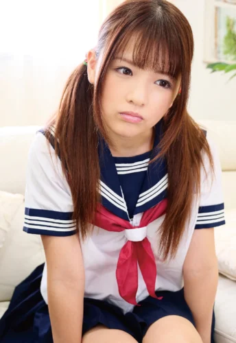 寝ている女子校生の妹にイタズラしていたら逆に生ハメを求められて、もう発射しそうなのにカニばさみでロックされて逃げられずそのまま中出し！ 永瀬ゆい