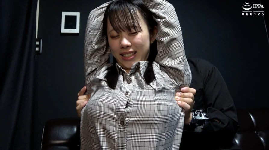 「うさぎ系女子くるみちゃんが全身ガチガチだったのでそれっぽく言いくるめてくすぐってみた！」WAKA-088甘井くるみ 1